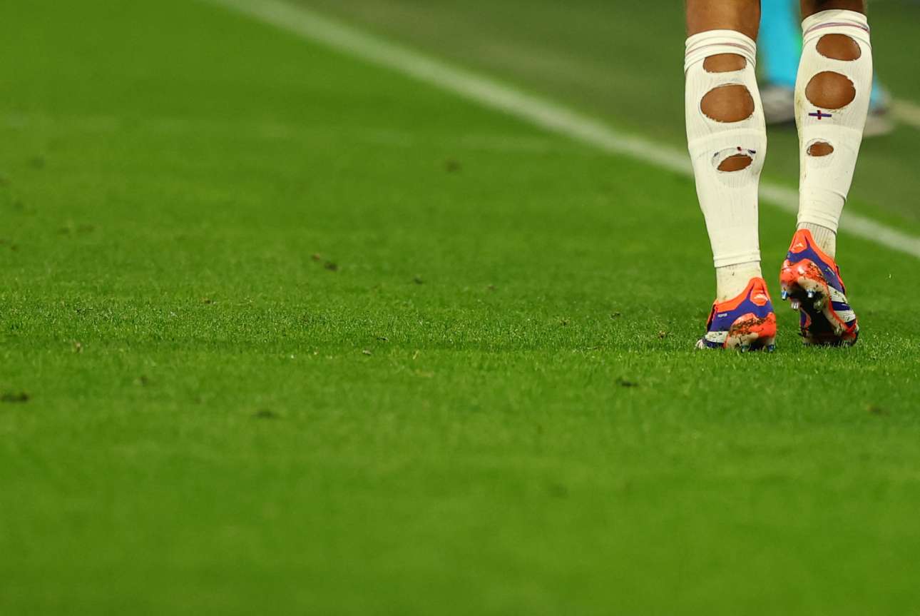 Οι ποδοσφαιριστές με τις τρύπιες κάλτσες