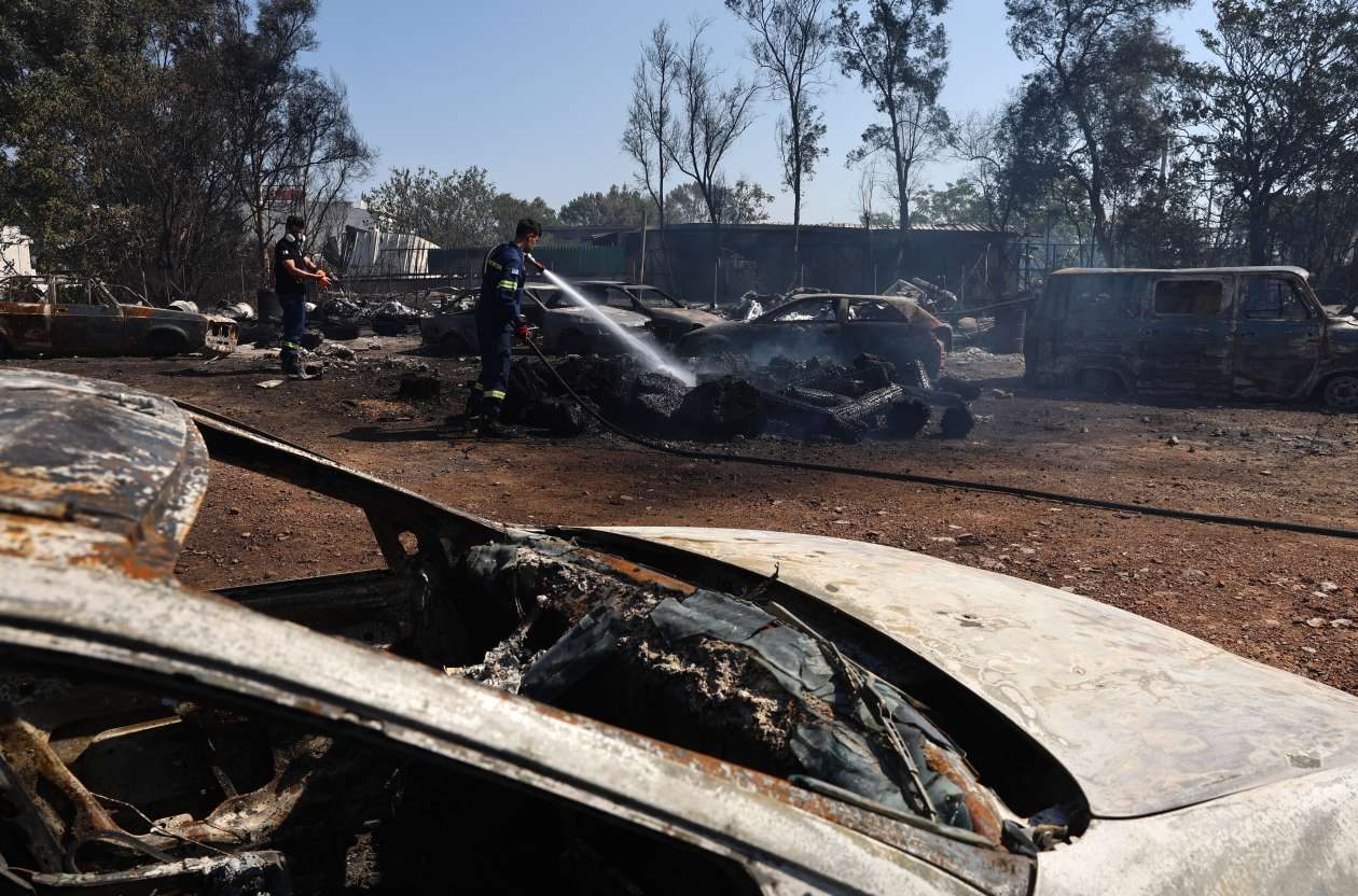 Κάηκε ολοσχερώς το εργοστάσιο χαρτικών από τη φωτιά στις Αχαρνές