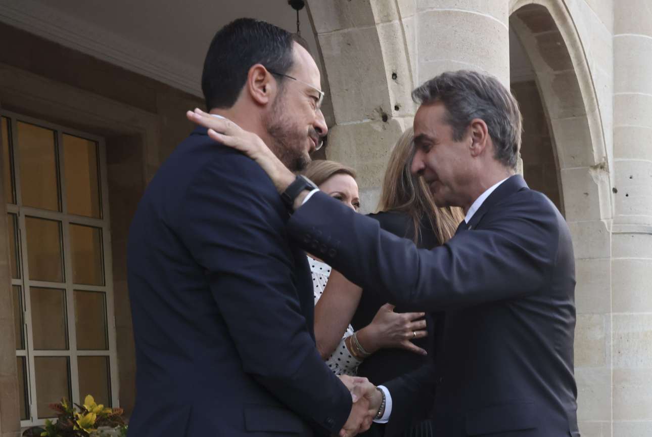 Κυβέρνηση: «Χρήσιμοι ηλίθιοι» υιοθετούν την τουρκική προπαγάνδα