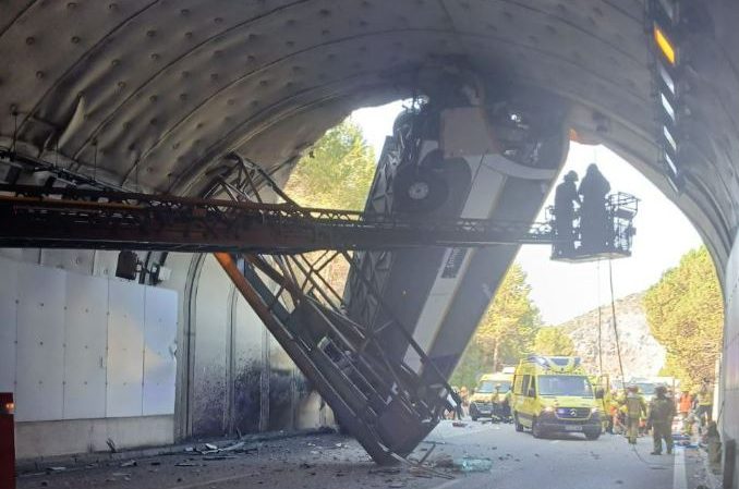 Ισπανία: Ανατράπηκε λεωφορείο με εργαζομένους του ομίλου Inditex – «σηκώθηκε όρθιο» σε σήραγγα