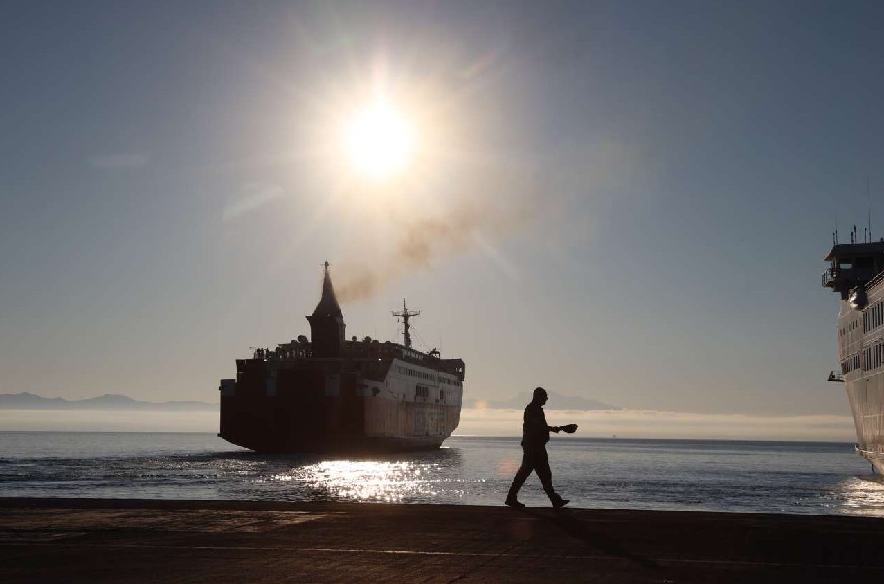 Στο Λαύριο αντί στη Ραφήνα τρία πλοία λόγω της φωτιάς στην Αττική