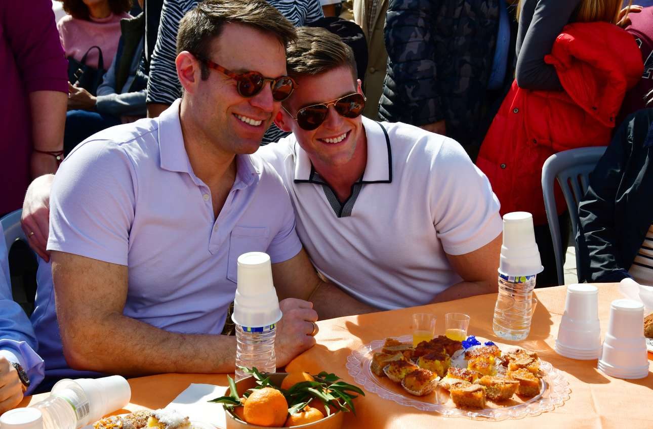 Στέφανος Κασσελάκης και Τάιλερ ΜακΜπέθ δέχονται δωρεές για τον γάμο τους