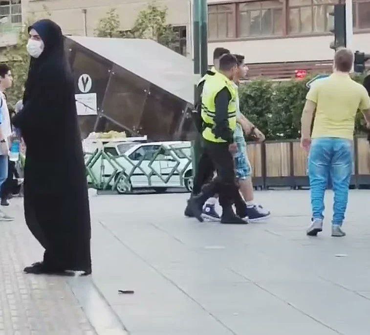 Ιράν: Ξυλοκόπησαν και συνέλαβαν άνδρα επειδή φορούσε βερμούδα με 45 βαθμούς Κελσίου