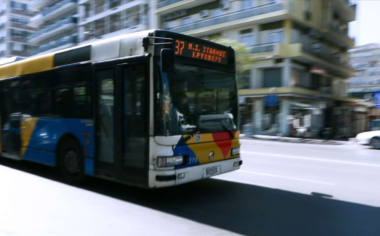 Θεσσαλονίκη: Δύο συλλήψεις για ρατσιστική επίθεση σε 23χρονη μέσα σε λεωφορείο