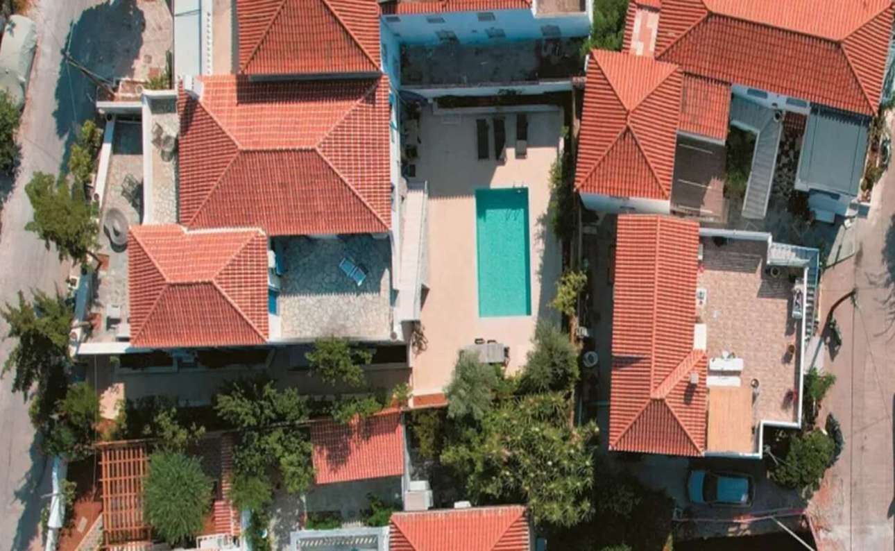 «Με άδεια βόθρου» η πισίνα στην οικία Κασσελάκη στις Σπέτσες