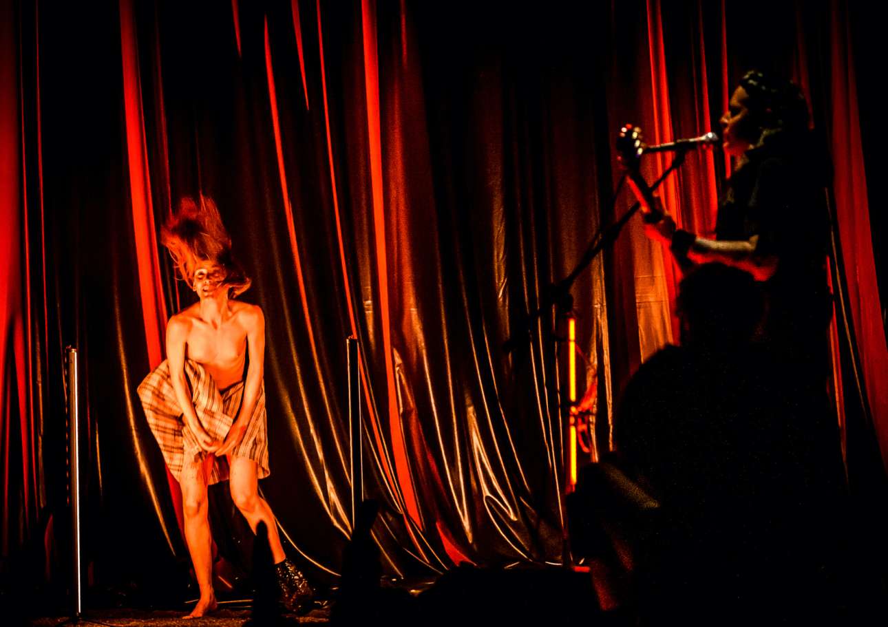 «Tutto Brucia – Ολα Στάχτη» στο Ιδρυμα Μιχάλης Κακογιάννης από τη Θεατρική Ομάδα Motus