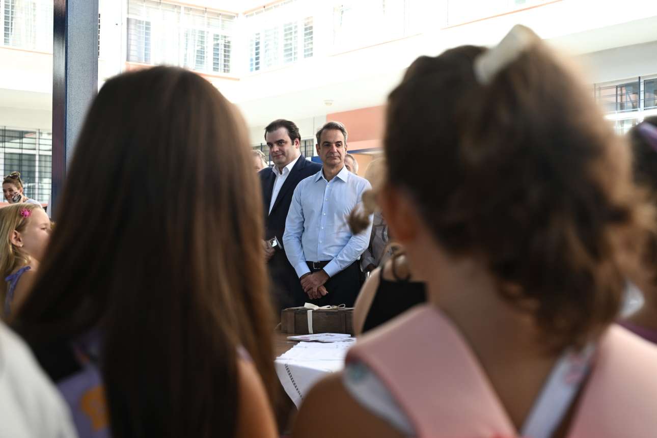 Μητσοτάκης στους μαθητές: Να κάνουμε μία συμφωνία – το κινητό στην τσάντα όταν είμαστε σχολείο