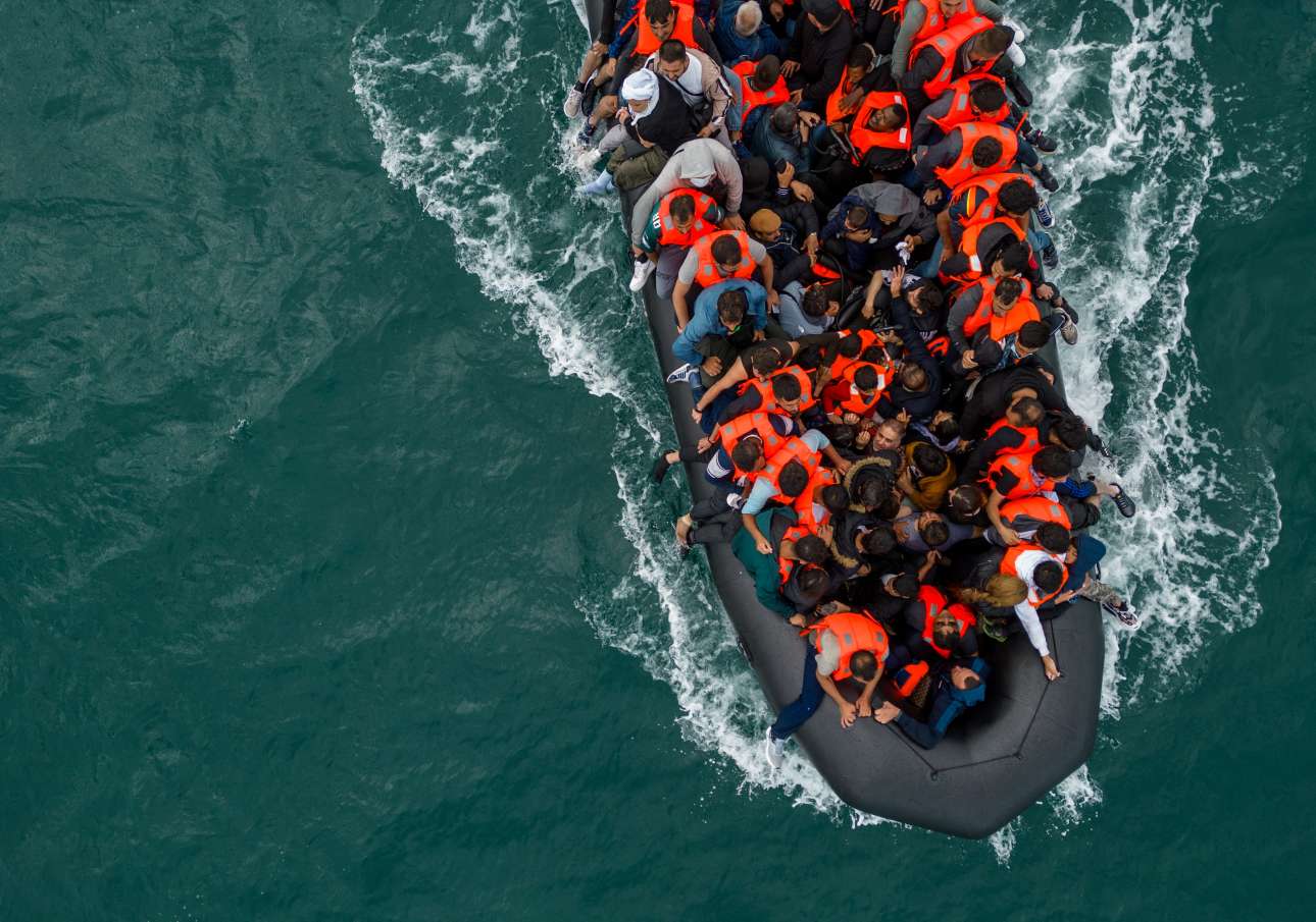 Τραγωδία στη Μάγχη με σκάφος που μετέφερε δεκάδες μετανάστες