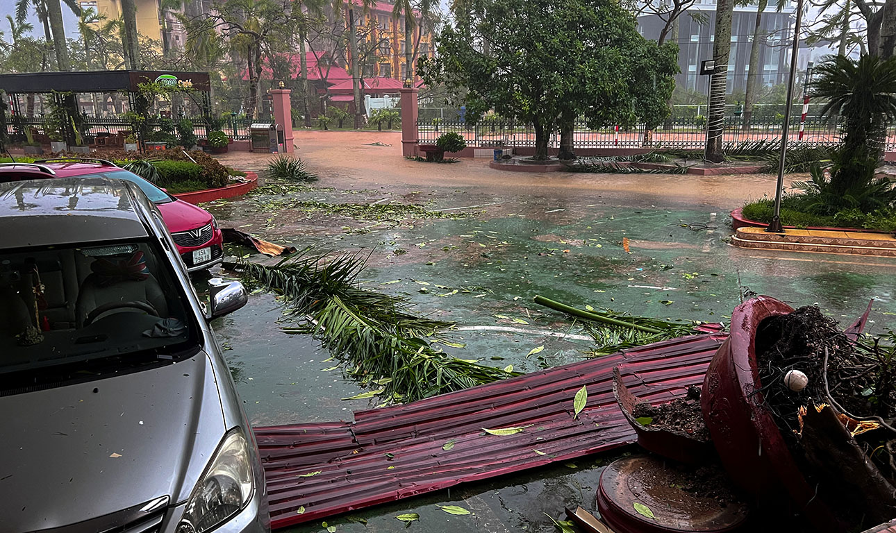 Ο τυφώνας Γιαγκί αφήνει πίσω του δεκάδες νεκρούς στο Βιετνάμ
