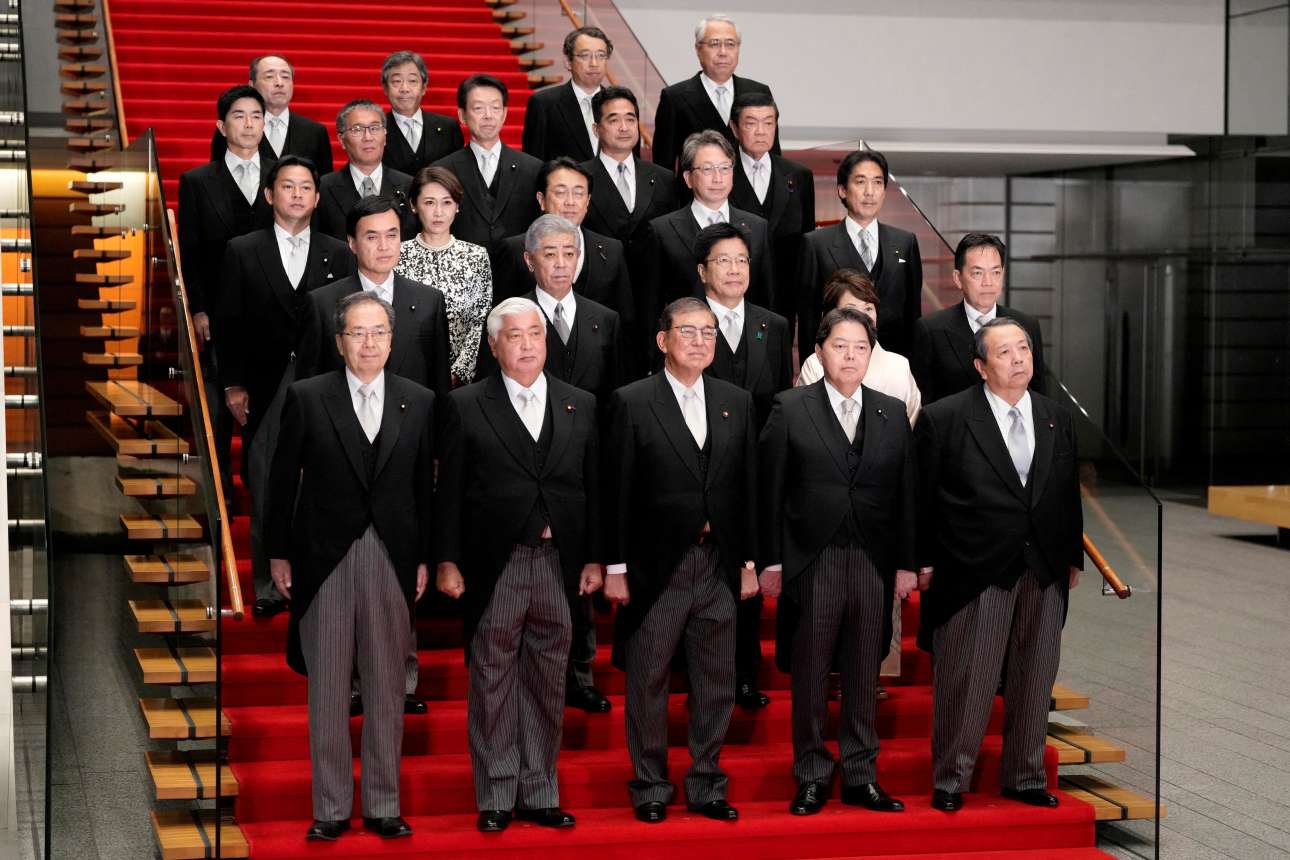 Ιαπωνία: Ρετούς σε υπουργούς με τσαλακωμένα παντελόνια