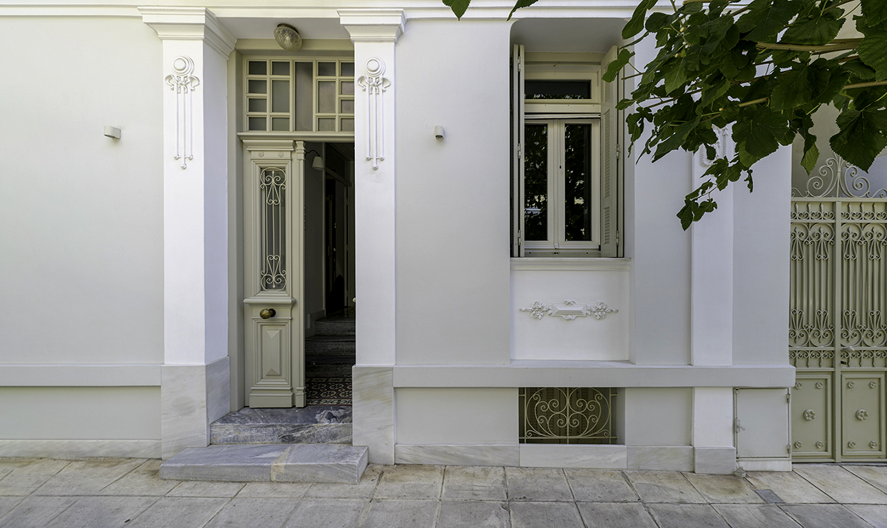 Ακρόπολη, ο αιώνιος γείτονας