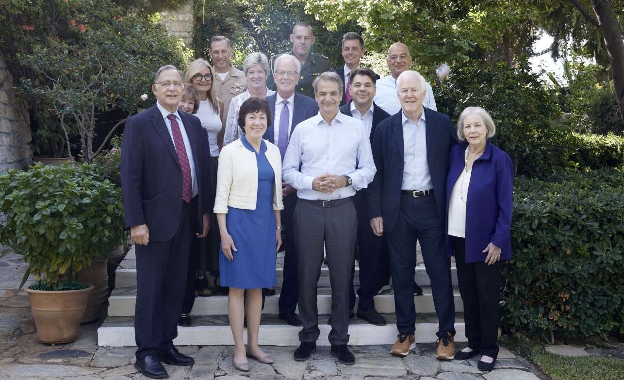 Συνάντηση Μητσοτάκη με ομάδα αμερικανών γερουσιαστών