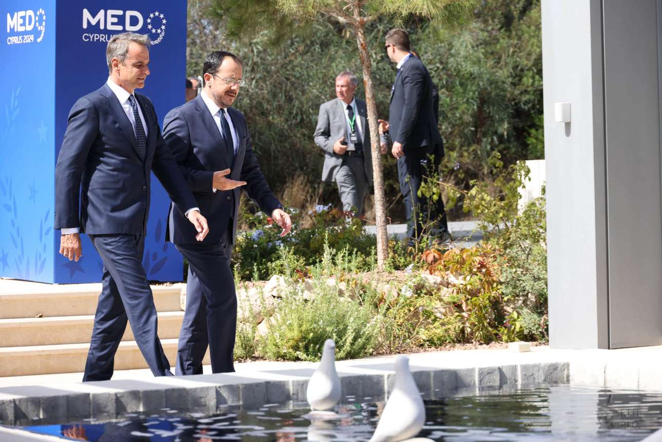 Στην Πάφο για τη MED9 ο Μητσοτάκης – Στην κορυφή το Μεταναστευτικό ενώ στις Βρυξέλλες μιλούν για απελάσεις