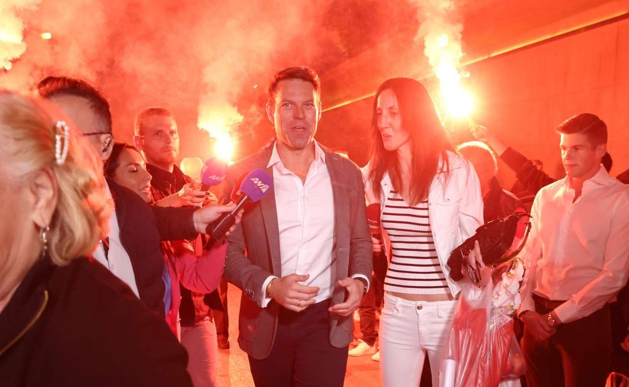 Με καπνογόνα και συνθήματα τα εγκαίνια των γραφείων του Κασσελάκη