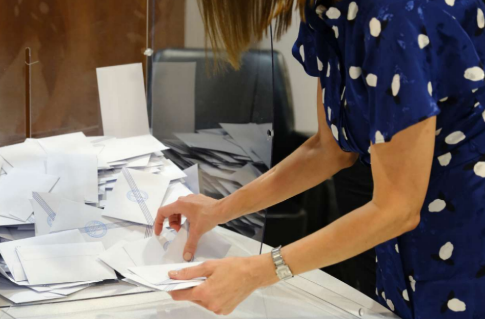 Δημοσκόπηση Metron Analysis: Σταθερά πρώτη η ΝΔ – Κοντά στο 20% το ΠΑΣΟΚ