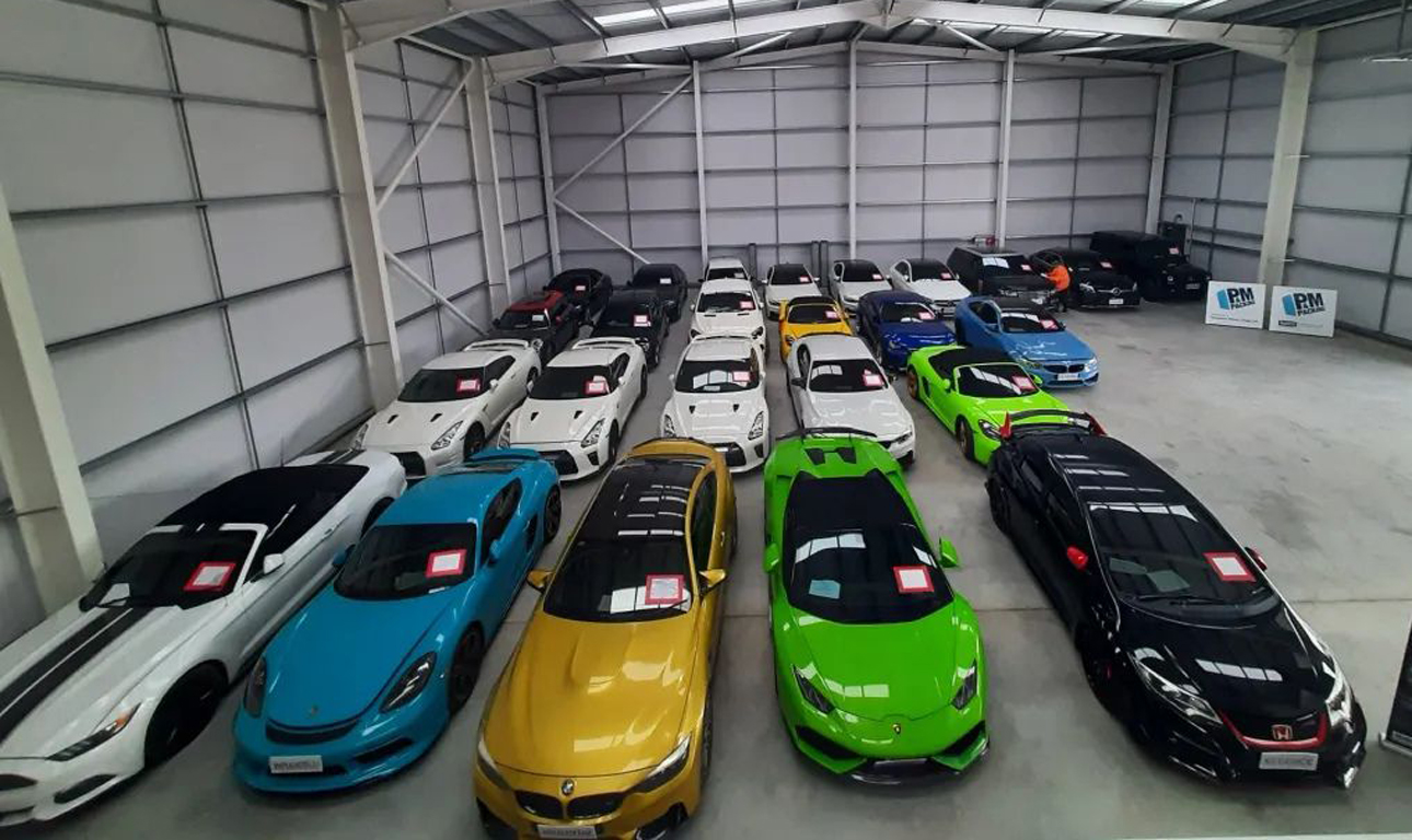 Κλάπηκαν πριν οκτώ χρόνια, βρέθηκαν τώρα. O «θησαυρός» με τα 30 σπορ αυτοκίνητα