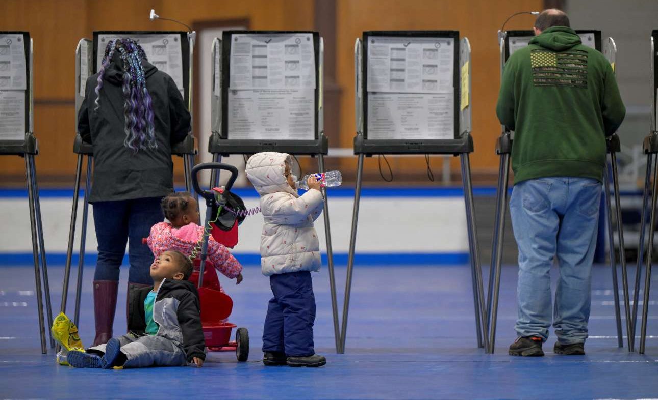 Οι Αμερικανοί στις κάλπες: Χάρις ή Τραμπ και το μαγικό 270