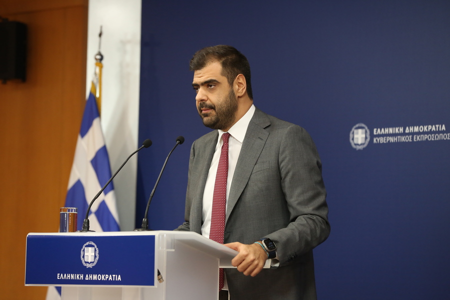 Κυβέρνηση: «Η αξιωματική αντιπολίτευση άλλαξε χρώμα και κόμμα, ώρα να αποκτήσει και κοστολογημένο πρόγραμμα»