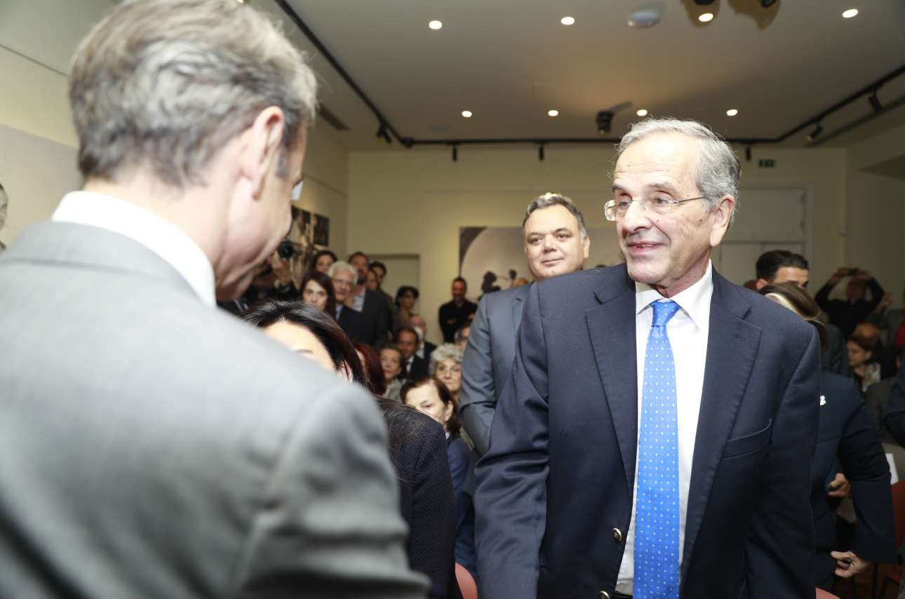 Νέα συνάντηση και χειραψία Μητσοτάκη – Σαμαρά στα εγκαίνια του «Σπιτιού του Ελύτη»