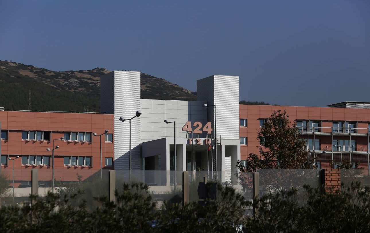 «Ξήλωσε» τη διοίκηση του 424 ο Δένδιας