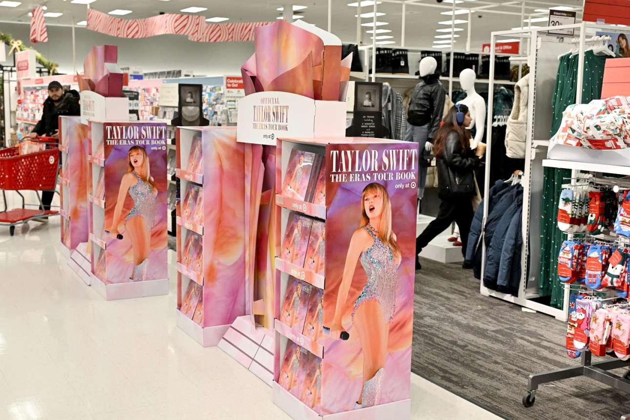 ΗΠΑ: Πώς η Τέιλορ Σουίφτ και άλλοι διάσημοι τρώνε το ψωμί των εκδοτών