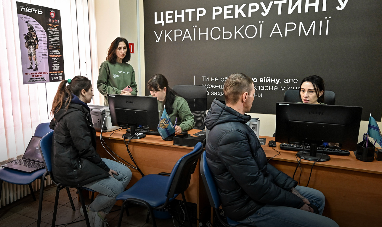 Ουκρανία: Σκέψεις για επιστράτευση των 18χρονων