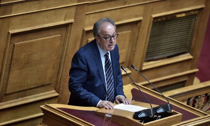 Βουλή: Αποχώρησε και άλλος Αποστολάκης