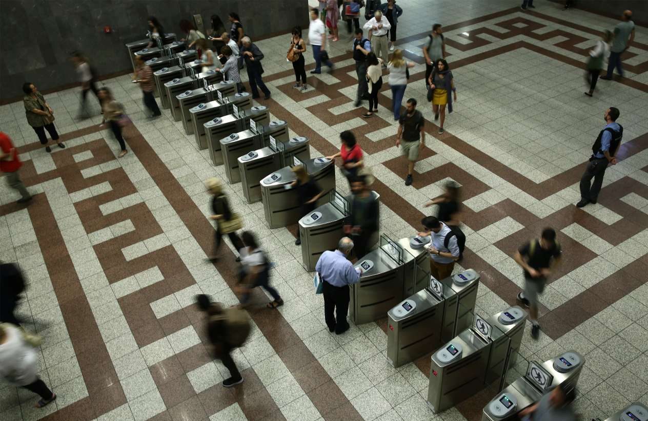 Τap2ride: Πρεμιέρα για τις ανέπαφες πληρωμές σε Μετρό, Τραμ, λεωφορεία και τρόλεϊ