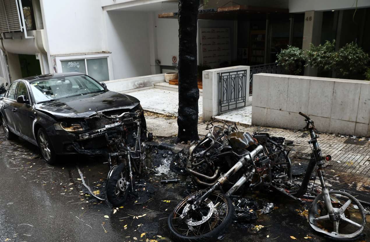 Εκαψαν μηχανές και ΙΧ στη Σπευσίππου στο Κολωνάκι