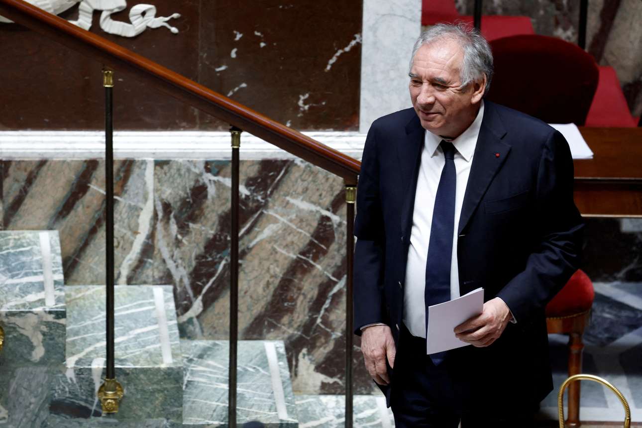 Γαλλία: Οι Σοσιαλιστές σώζουν, προσώρας, τον Φρανσουά Μπαϊρού