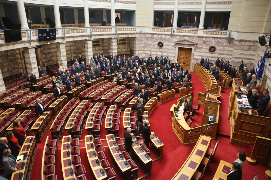 Ενός λεπτού σιγή στη Βουλή για τα Τέμπη – Κακλαμάνης: «Σκύβω ταπεινά το κεφάλι μπροστά στις 57 ψυχές»
