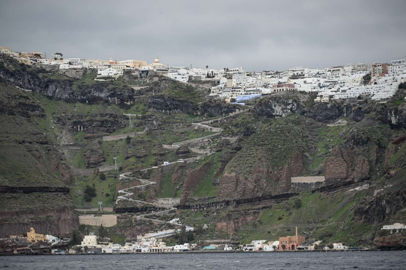 Σχέδιο για «λιμάνι διαφυγής» στη Σαντορίνη με συνδρομή των Ενόπλων Δυνάμεων