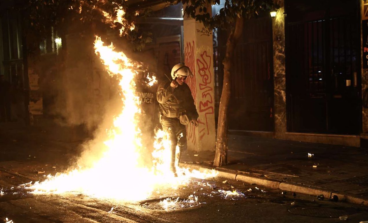 Επεισοδιακή νύχτα στα Εξάρχεια – Τραυματίστηκε αστυνομικός