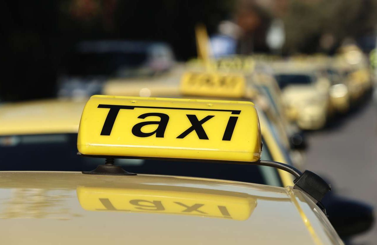 ΣτΕ: Νόμιμο το σήμα στα ταξί για τις πληρωμές με POS