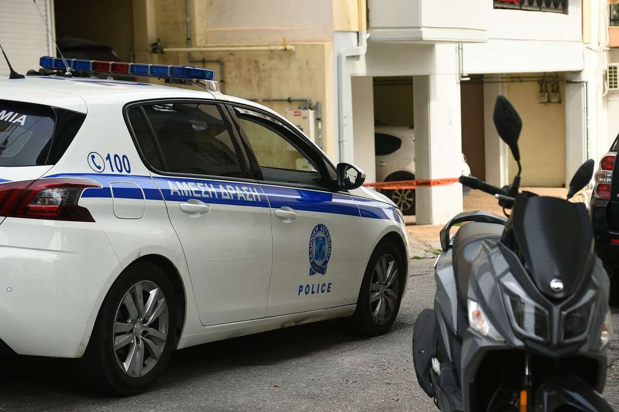 Συναγερμός στα Καμίνια: Βρέθηκε χειροβομβίδα σε πυλωτή