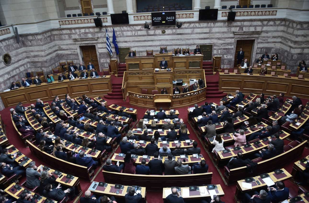 Πρόταση μομφής: Σφοδρές μάχες στη Βουλή