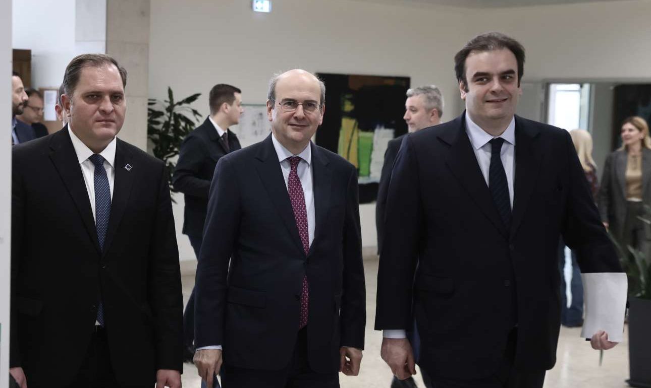 Αλμα 2,6 δισ. στα έσοδα ΦΠΑ το 2024 – Τι δήλωσαν Χατζηδάκης-Πιερρακάκης