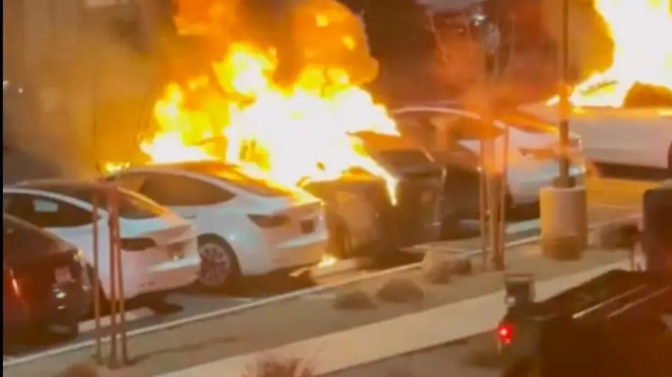 Λας Βέγκας: Πέταξαν μολότοφ σε αυτοκίνητα Tesla και έγραψαν «αντισταθείτε»