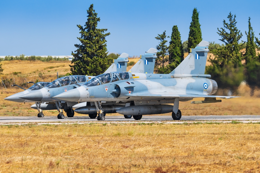 Bloomberg: Η Ελλάδα δίνει μαθήματα για τις αμυντικές δαπάνες στην Ευρώπη