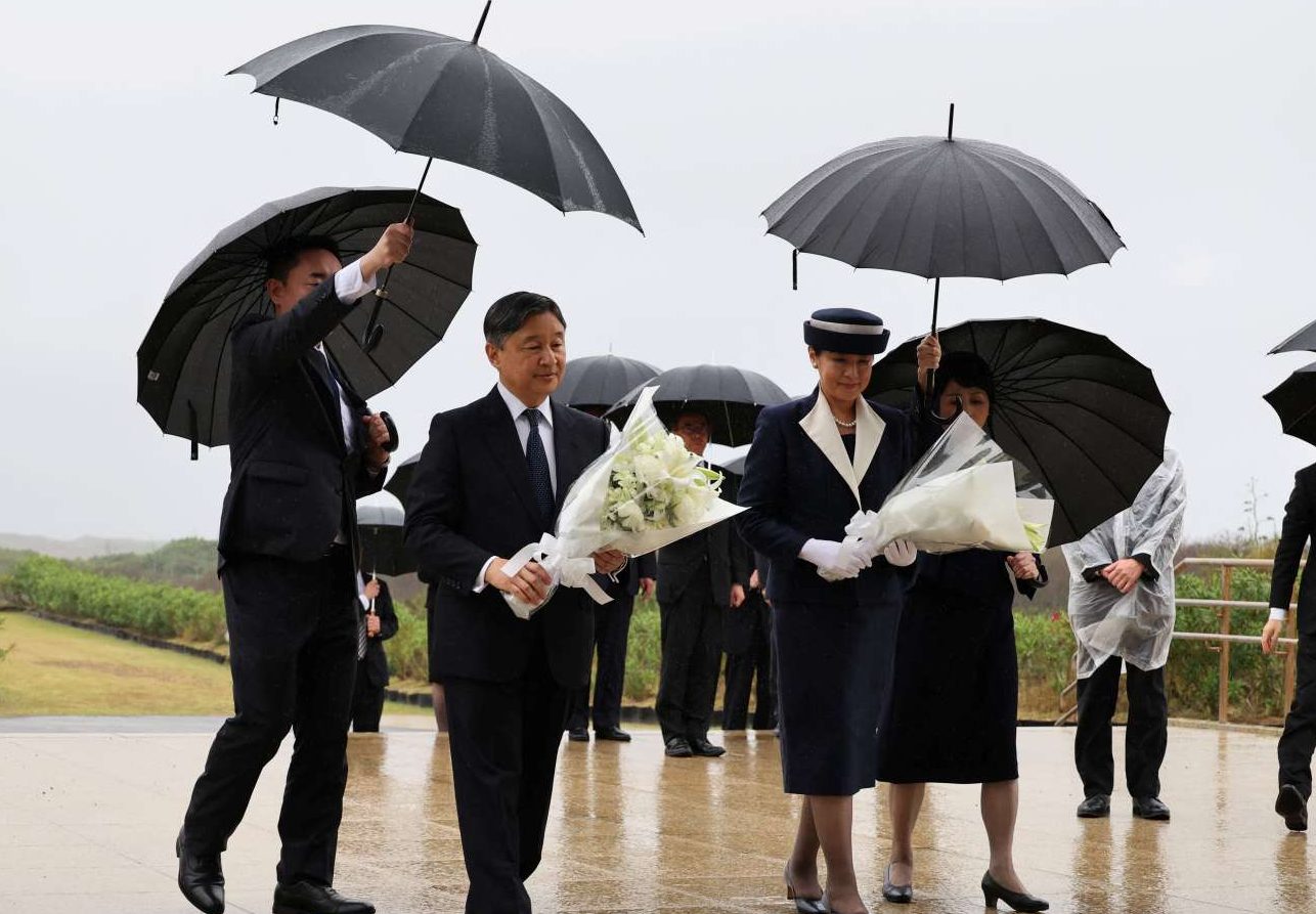 Ο ιάπωνας αυτοκράτορας τίμησε τους νεκρούς της Ιβο Τζίμα