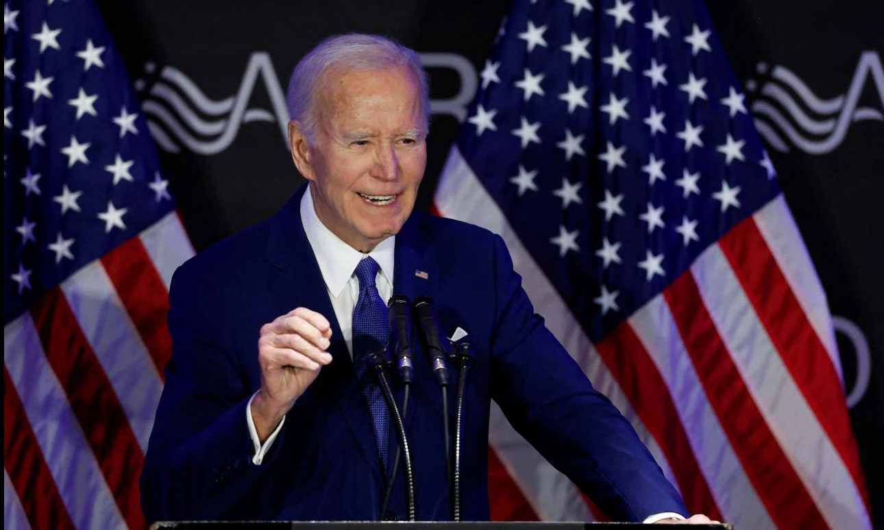 Ολομέτωπη επίθεση Μπάιντεν σε Τραμπ: «Τόση καταστροφή σε 100 ημέρες!»