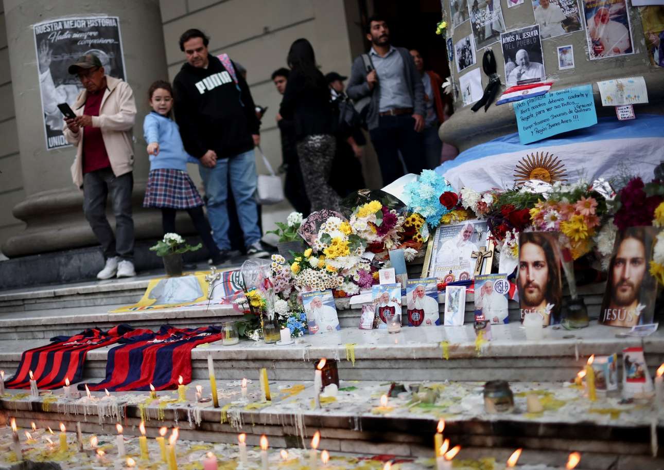 Πάπας και Μαραντόνα ντουέτο σε πένθιμο αργεντίνικο τάνγκο