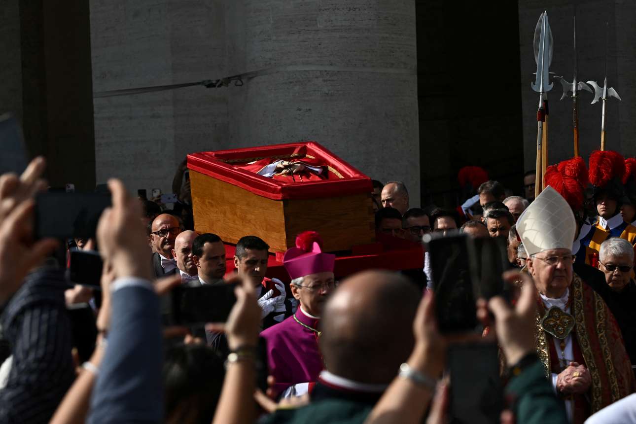 Βατικανό: Οχι selfies μπροστά στο φέρετρο του Πάπα!