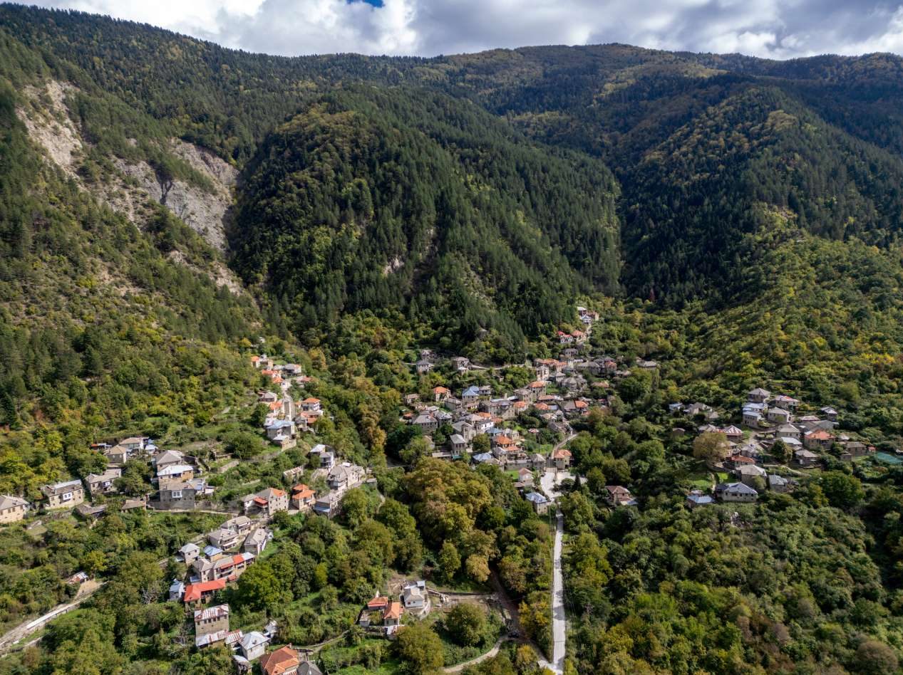 Νέα νομοθετική ρύθμιση ξεμπλοκάρει –εν μέρει– τη δόμηση στα όρια των οικισμών