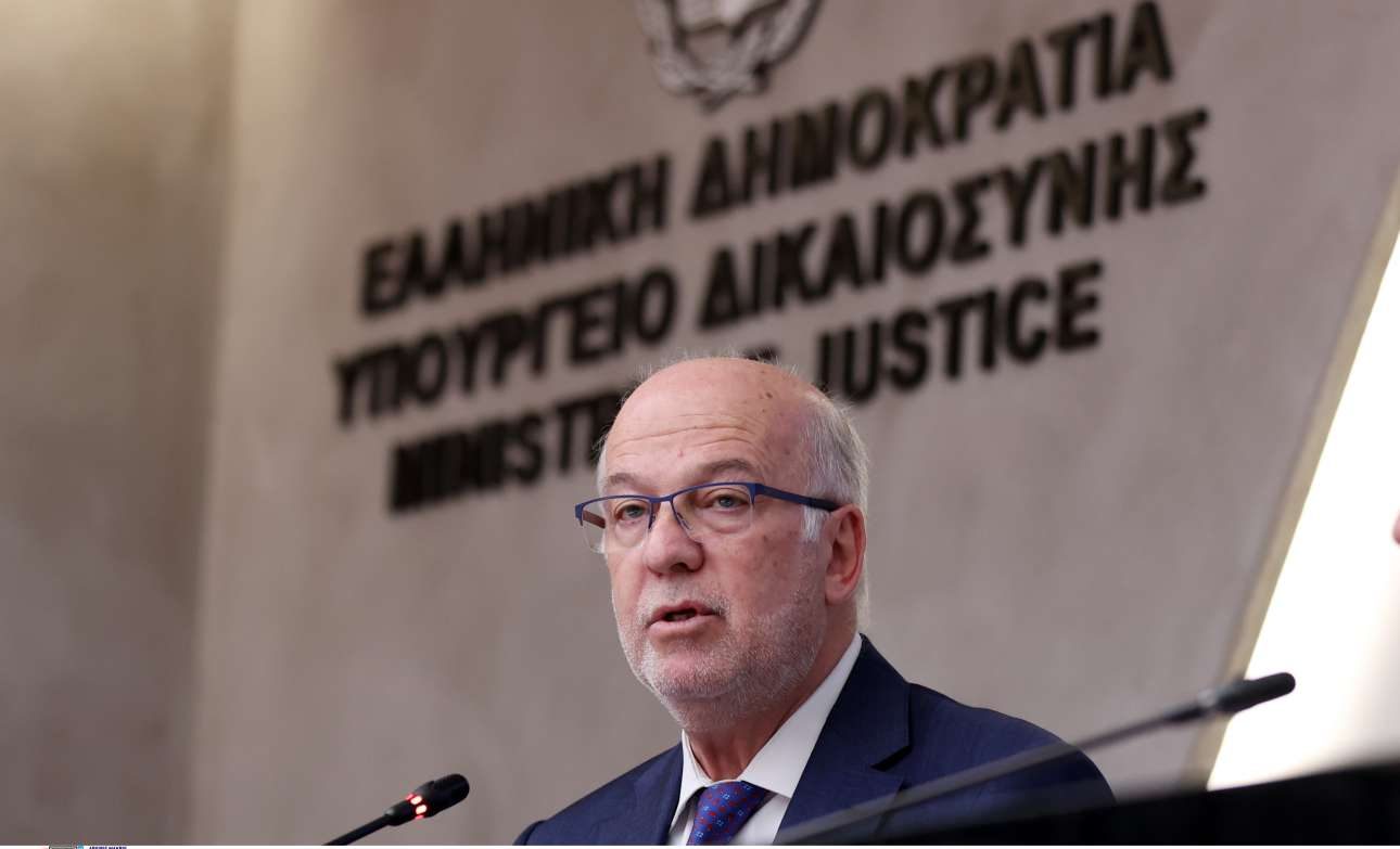 Φλωρίδης: Οριστική και καθολική απαγόρευση απόκτησης παιδιού μέσω παρένθετης από ομόφυλα ζευγάρια ανδρών