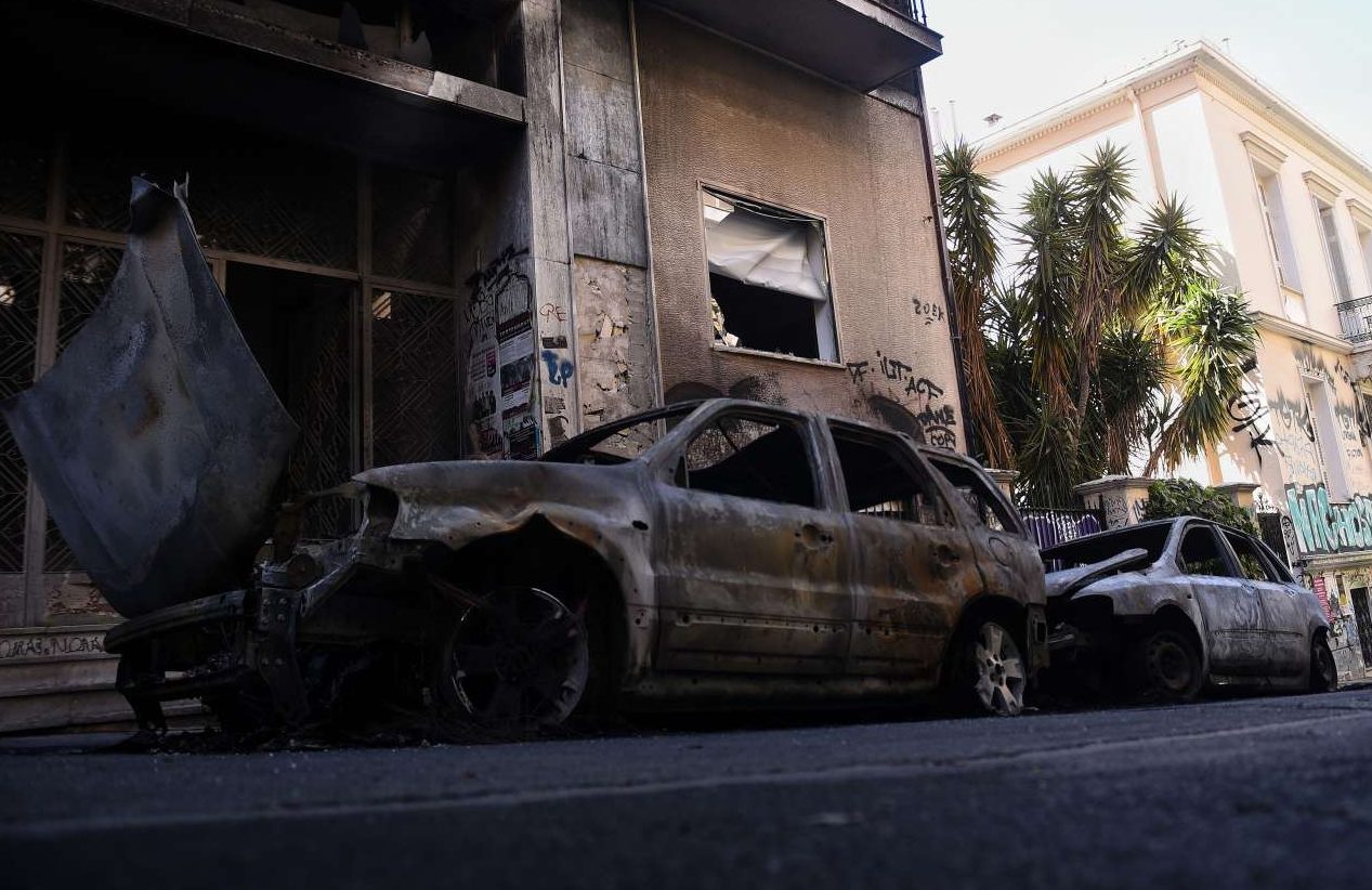 Εξάρχεια: Σοβαρά επεισόδια το βράδυ του Σαββάτου – έκαψαν δεκάδες αυτοκίνητα