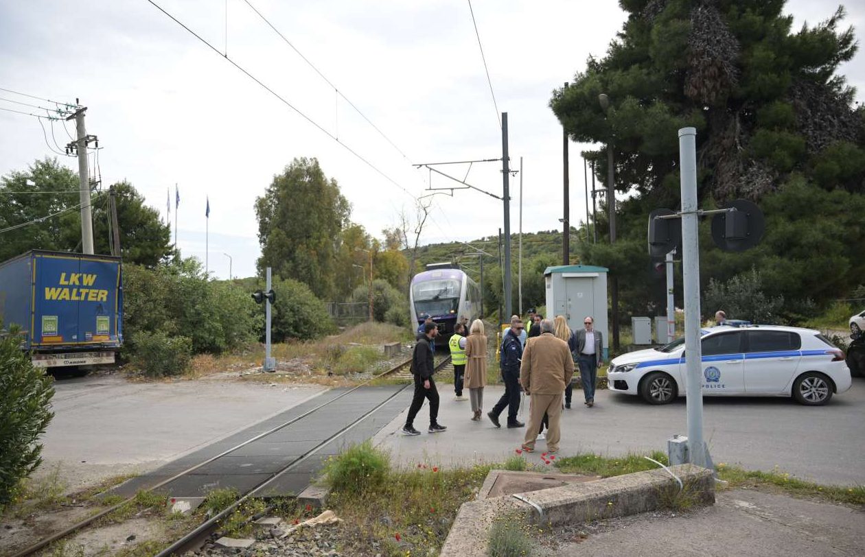 Αυλίδα: Συρμός του Προαστιακού συγκρούστηκε με φορτηγό