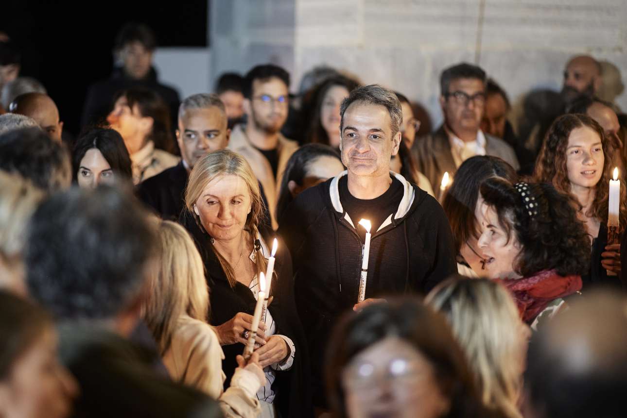 Τήνος: Ανάσταση στην Καρδιανή έκανε ο Μητσοτάκης με τη σύζυγό του