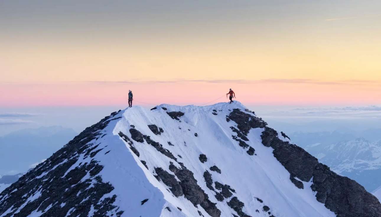 Αλπεις: Σκαρφάλωσαν στο «δολοφονικό τείχος» σε χρόνο-ρεκόρ
