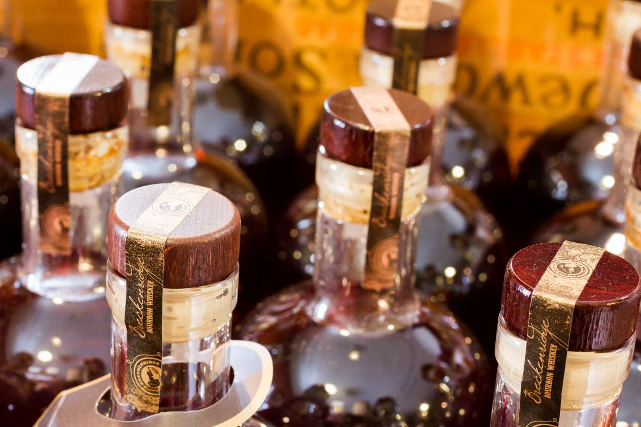 Να εξαιρεθεί το μπέρμπον από τους δασμούς που θα επιβάλει η ΕΕ, ζητά ευρωπαίος Επίτροπος